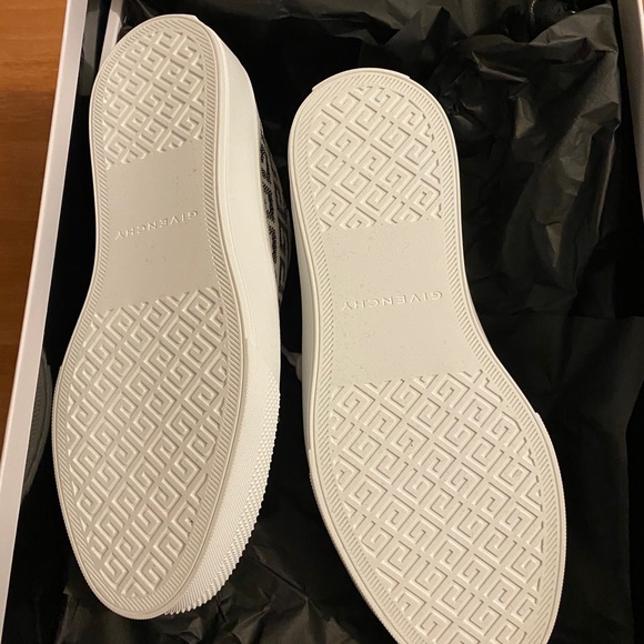 GIVENCHY | White & Black City Low Sneakers - Picture 8 of 10